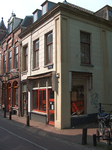 820020 Gezicht op het hoekpand Twijnstraat 1 (Bakkerij van Eekeren) te Utrecht.N.B. Voorheen waren vanaf ca. 1940 in ...